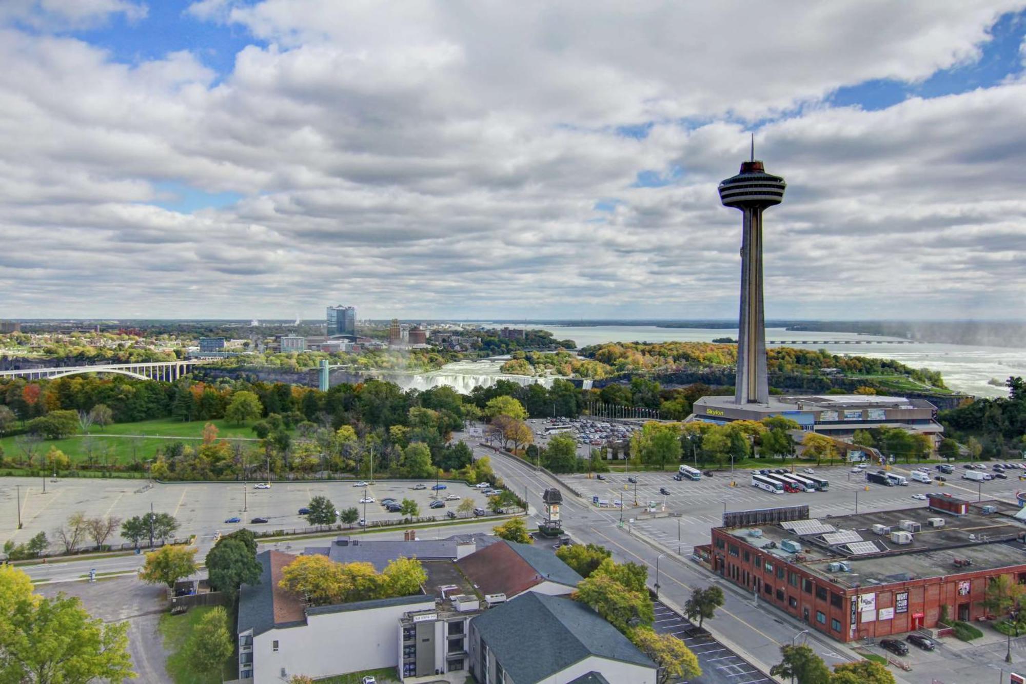 Doubletree Fallsview & By Hilton - Resort Niagara Falls